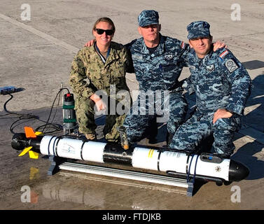 Kristen Jacobsen, Techniker der 1. Klasse der US Navy, posiert zusammen mit kroatischen Tauchern nach einer erfolgreichen Mission mit dem IVER-3 Unmanned Underwater Vehicle (UUV) in Split, Kroatien. Die Mission ist Teil der Operationen der 6. US-Flotte zur Verbesserung der Sicherheit in Europa und Afrika. Stockfoto
