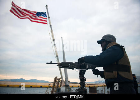 Dieses Bild zeigt Gunners Mate 2nd Class B. Knowles, der ein Maschinengewehr M-240B an Bord der USS Gonzalez während einer Marineoperation in Athen im Dezember 2015 betreibt. Stockfoto