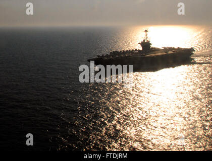 Die USS Harry S. Truman (CVN 75), Flaggschiff der Harry S. Truman Carrier Strike Group, durchquert das Mittelmeer während ihres Einsatzes und unterstützt maritime Sicherheitseinsätze und die Zusammenarbeit im Zuständigkeitsbereich der 6. US-Flotte. Stockfoto
