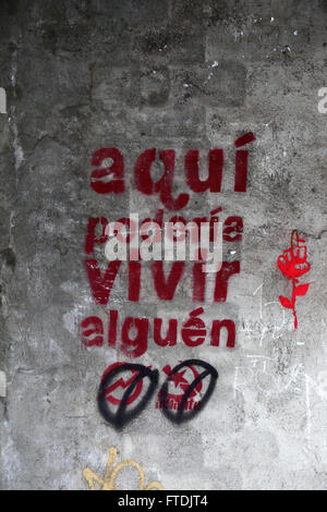 Jemand könnte hier leben Protest Graffiti an der verlassenen Gebäude, Vigo, Galizien, Spanien Stockfoto