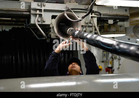 151215-N-XT273-604 Schwarzmeer (15. Dezember 2015) Sonar Techniker (Oberflächen-) Seemann Kindal Cochran führt Wartungsarbeiten an einem taktischen gezogenen Array an Bord USS Ross (DDG 71) während eine Weitergabe Übung mit Schiffen aus Rumänien und der Türkei während des Betriebs in das Schwarze Meer 15. Dezember 2015. Ross, ein Zerstörer der Arleigh-Burke-Klasse geführte Flugkörper, vorwärts bereitgestellt, Rota, Spanien, ist die Durchführung einer Routine-Patrouille in den USA 6. Flotte Bereich der Maßnahmen zur Erhöhung der Sicherheit der Vereinigten Staaten in Europa interessiert. (Foto: U.S. Navy Mass Communication Specialist 2. Klasse Justin Stumberg/freigegeben) Stockfoto