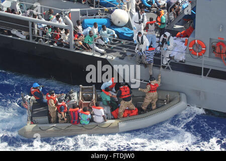 131017-N-ZZ999-007: Mittelmeer (17. Oktober 2013) – Distressed Personen von den amphibischen Transportschiff der Dock USS San Antonio (LPD-17), Armed Forces of Malta Offshore-Patrouillenboot (P 52) übertragen. San Antonio zur Verfügung gestellt, Nahrung, Wasser, medizinische Versorgung und Notunterkünften, die geretteten. San Antonio gerettet 128 Männer treiben in einem Schlauchboot nach der Reaktion auf einen Anruf von der maltesischen Regierung. (Foto der US Navy) Stockfoto