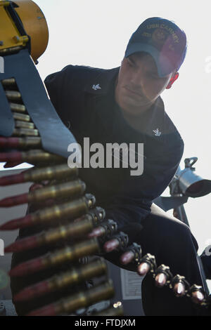 151218-N-FP878-205 Mittelmeer (18. Dezember 2015) Feuer Controlman 2. Klasse Tyler Luckman, aus Medina, New York, jede Menge Munition in den achtern schließen im Waffen-System an Bord USS Carney (DDG-64), 18. Dezember 2015. Carney, ein Zerstörer der Arleigh-Burke-Klasse geführte Flugkörper, vorwärts bereitgestellt, Rota, Spanien, ist die Durchführung einer Routine-Patrouille in den US 6. Flotte Bereich der Maßnahmen zur Erhöhung der Sicherheit der Vereinigten Staaten in Europa interessiert. (Foto: U.S. Navy Mass Communication Specialist 1. Klasse Theron J. Godbold/freigegeben) Stockfoto