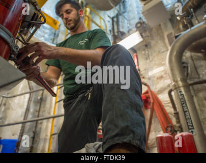 Der 1st Assistant Engineer David Desousa, ein ziviler Seefahrer, führt Wartungsarbeiten am Kraftstofffilter an Bord der USNS Spearhead (T-EPF 1) im Atlantik durch. Das Schiff ist Teil der Schnelltransportflotte des Military Sealift Command und wird für internationale Sicherheits- und Kapazitätsaufbauoperationen in das Gebiet der 6. US-Flotte eingesetzt. Stockfoto