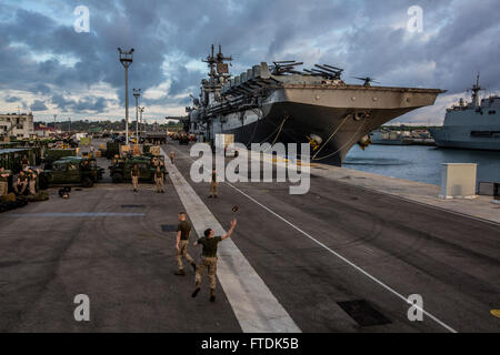 131019-N-SB587-081 ROTA, Spanien (19. Oktober 2013) Marines aus der 26. Marine Expeditionary Unit spielen Fußball auf dem Steg neben dem amphibischen Angriff Schiff USS Kearsarge (LHD-3) während einer geplanten Hafen festgemacht besuchen in Rota, Spanien. Kearsarge wird als Teil der Kearsarge amphibische bereit Gruppe Unterstützung maritimer Sicherheitsoperationen und Sicherheitsbemühungen Zusammenarbeit Theater in den USA bereitgestellt 6. Flotte Aufgabengebiet. (Foto: U.S. Navy Mass Communication Specialist 2. Klasse Corbin J. Shea/freigegeben) Stockfoto