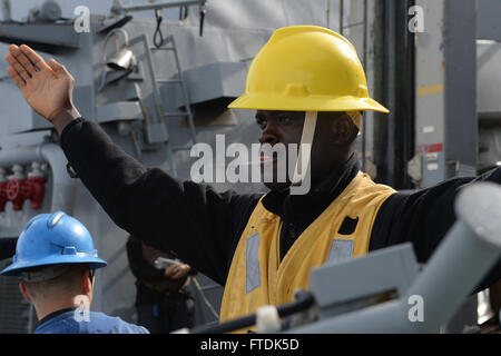 160106-N-FP878-102 Mittelmeer (6. Januar 2016) Boatswain Mate 2. Ahmed Buhari von Atlanta, zeigt Abstand zwischen Ladung und die USS Carney (DDG-64) während Nachschub auf See mit den Military Sealift Command Flotte Nachschub Öler USNS Leroy Grumman (T-AO 195) 6. Januar 2016. Carney, ein Zerstörer der Arleigh-Burke-Klasse geführte Flugkörper, vorwärts bereitgestellt, Rota, Spanien, ist die Durchführung einer Routine-Patrouille in den US 6. Flotte Bereich der Maßnahmen zur Erhöhung der Sicherheit der Vereinigten Staaten in Europa interessiert. (Foto: U.S. Navy Mass Communication Specialist 1. Klasse Theron J. Berger/Release Stockfoto