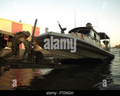 160129-N-AQ705-025 Republik Dschibuti (29. Januar 2016) Bootsmann ist Mate 3. Klasse Jeremy White, Coastal Riverine Staffel 10 zugewiesen, ein 34 Fuß taktische Patrouillenboot auf seine Anhänger nach einer Mission am Port de Peche, Dschibuti 29. Januar 2016 Winden. U.S. 6. Flottille, mit Sitz in Neapel, Italien, führt das gesamte Spektrum der gemeinsamen und Marine Operationen oft in Konzert mit Alliierten, gemeinsame und ressortübergreifende Partnern, um nationale Interessen der USA und Sicherheit und Stabilität in Europa und Afrika zu fördern. (Foto: U.S. Navy Waffenwart 2. Klasse Perry Lafoe) Stockfoto