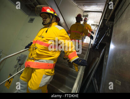 Die USNS Spearhead (T-EPF 1) der US Navy führt am 25. Januar 2016 eine Feuerübung an Bord des Schiffes durch. Die Übung ist Teil der Operationen des militärischen Sealift-Kommandos im Zuständigkeitsbereich der 6. US-Flotte und unterstützt die Africa Partnership Station. Stockfoto