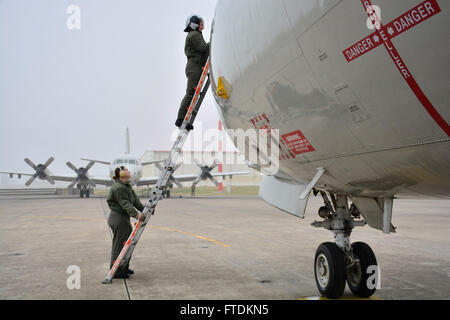 160131-N-MV308-023 SIGONELLA, Sizilien (31. Januar 2016) Marine Aircrewman (Operator) 2. Klasse Brandy Palomino und Marine Aircrewman (Operator) 3. Klasse Jessica Myrick, Matrosen zugewiesen "Steinadler" des Patrol Squadron (VP) 9, arbeiten zusammen, um die Flug-Bahnhof-Fenster auf eine P - 3 C Orion Seefernaufklärer am Naval Air Station Sigonella 31. Januar 2016 waschen. VP-9 wird nach vorn in die USA eingesetzt 6. Flotte Einsatzgebiet und Commander Task Force 67, verantwortlich für die taktische Kontrolle der eingesetzten maritime Patrol und Aufklärung Geschwader in der gesamten europäischen und Afr zugeordnet ist Stockfoto