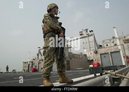 160202-N-WV703-035 SEKONDI, Ghana (2. Februar 2016) - Bootsmann Mate 3. Klasse Stevi Brandis steht Uhr als Bestandteil der eingeschifften Sicherheits-Team an Bord USNS Speerspitze (T-EPF 1) Februar 02, 2016. Das Military Sealift Command expeditionary schnellen Transportschiff USNS Speerspitze auf einen geplanten Einsatz in den USA ist 6. Flotte Einsatzgebiet zur Unterstützung der internationalen Zusammenarbeit Kapazitäten Programm Afrika Partnerschaft Station. (Foto: U.S. Navy Mass Communication Specialist 3. Klasse Amy M. Ressler/freigegeben) Stockfoto