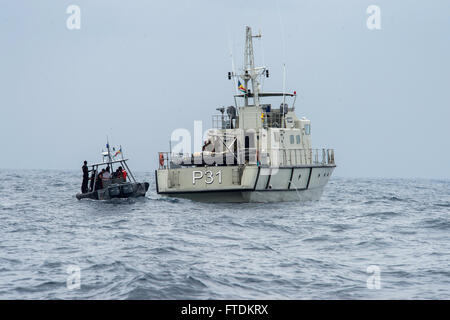 160202-N-TC720-120 PORT VICTORIA, Seychellen (Feb.2, 2016)-Seestreitkräfte aus Seychellen pilot ein Festrumpf Schlauchboot (RHIB) die gefüllt mit Mauritius Küste Gardisten zu einem Seychellois Patrouillenboot, einen Besuch durchzuführen, Board Durchsuchung und Beschlagnahme Übung während des Trainings Cutlass Express 2016 Feb 2. Entermesser Express ist eine US Africa Command-geförderten multinationalen maritimen Übung zur Erhöhung der Sicherheit im Seeverkehr und Sicherheit in den Gewässern vor Ostafrika, westlichen Indischen Ozean und im Golf von Aden. (Foto: U.S. Navy Mass Communication Specialist 2. Klasse Matte Murch/freigegeben) Stockfoto