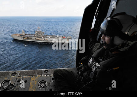 Petty Marineoffizier 3. Klasse Dennis Whaley, Luft Crewman, Suche und Rettung Schwimmer der Drache Wale der Hubschrauber Meer bekämpfen Squadron 28 zugeordnet, Uhren den amphibischen Befehl Schiff USS Mount Whitney. Mount Whitney ist den USA 6. Flotte Flaggschiff Gridley in Gaeta, Italien, und arbeitet mit einer Hybrid-Besatzung von US-Segler und Military Sealift Command Staatsdienst Seeleute. Stockfoto