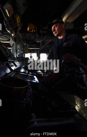 160203-N-FP878-053, die mediterranen Meer (3. Februar 2016) Seemann Cameron Mckenna, von Detroit steht, helm Uhr an Bord der USS Carney (DDG-64) 3. Februar 2016. Carney, ein Zerstörer der Arleigh-Burke-Klasse geführte Flugkörper, vorwärts bereitgestellt, Rota, Spanien, ist die Durchführung einer Routine-Patrouille in den US 6. Flotte Bereich der Maßnahmen zur Erhöhung der Sicherheit der Vereinigten Staaten in Europa interessiert. (Foto: U.S. Navy Mass Communication Specialist 1. Klasse Theron J. Godbold/freigegeben) Stockfoto