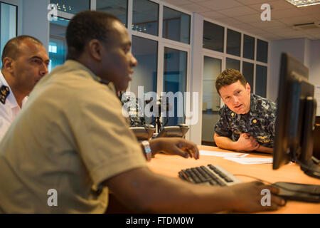 160204-N-TC720-029 PORT VICTORIA, Seychellen (Feb.4, 2016)-Lt. CMdR Tony Blaine, von Spokane, Washington, gibt Informationen an die Mitglieder des Partners Nationen während des Trainings Cutlass Express 2016 4 Februar. Entermesser Express ist eine US Africa Command-geförderten multinationalen maritimen Übung zur Erhöhung der Sicherheit im Seeverkehr und Sicherheit in den Gewässern vor Ostafrika, westlichen Indischen Ozean und im Golf von Aden. (Foto: U.S. Navy Mass Communication Specialist 2. Klasse Matte Murch/freigegeben) Stockfoto