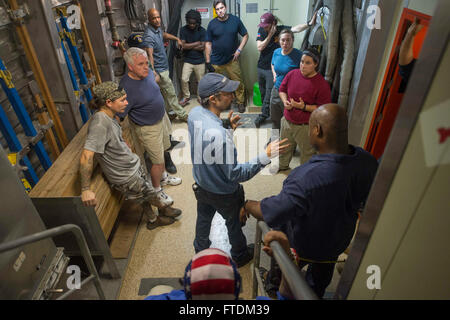 Die US-Navy-Mariners nahmen an einer kritischen Sitzung Teil, nachdem sie am 5. Februar 2016 während ihres Einsatzes im Gebiet der 6. US-Flotte Feuer- und Opferübungen an Bord der USNS Spearhead durchgeführt hatten. Das Schiff ist Teil der Bemühungen des Military Sealift Command, das Programm der Afrikanischen Partnerschaftsstation zu unterstützen, das sich auf den Aufbau von Kooperationskapazitäten in der Region konzentriert. Stockfoto