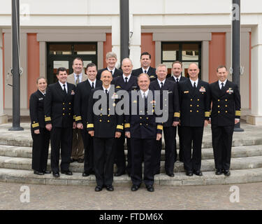 160209-N-UE250-013 NAPLES Italien (9. Februar 2016) US Naval Forces Europa-Afrika Chef des Stabes, Rear Admiral Cathal O'Conner, Mitte-links und Kopf der Planungen und politische Direktion, Deutsche Marine Rear Admiral Jürgen Mannhardt, Mitte-rechts, Pose für ein Gruppenfoto zusammen mit anderen Mitgliedern der amerikanischen und deutschen marinen während Stabsgespräche am Naval Support Aktivität Neapel Capodichino 9. Februar 2016. US Naval Forces Europe-Africa, mit Sitz in Neapel, Italien, überwacht gemeinsame und Marine, oft im Konzert mit Alliierten, gemeinsame und ressortübergreifende Partnern, um U.S. nationale Interessen, SEK zu fördern Stockfoto