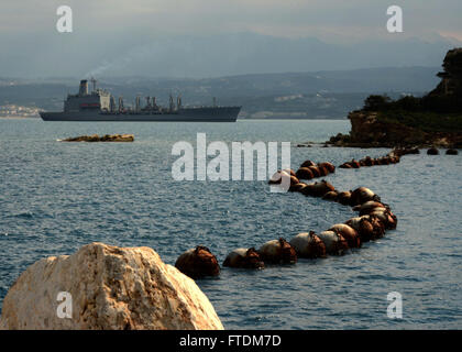 160209-N-IL474-178 SOUDA Bucht, Griechenland (9. Februar 2016) – Military Sealift Command Flotte Nachschub Öler USNS Kanawha (T-AO-196) kommt in Souda Bay für einen geplanten Hafen-Besuch.  Kanawha, eine Henry J. Kaiser-class Flotte Nachschub Öler ist nach vorne in die USA eingesetzt 6. Flotte Bereich der Maßnahmen zur Erhöhung der nationalen Sicherheit Interessen in Europa und Afrika. (US Navy Foto von Heather Judkins/freigegeben) Stockfoto