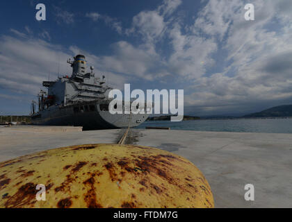 160209-N-IL474-185 SOUDA Bucht, Griechenland (9. Februar 2016) – Military Sealift Command Flotte Nachschub Öler USNS Kanawha (T-AO-196) kommt in Souda Bay für einen geplanten Hafen-Besuch.  Kanawha, eine Henry J. Kaiser-class Flotte Nachschub Öler ist nach vorne in die USA eingesetzt 6. Flotte Bereich der Maßnahmen zur Erhöhung der nationalen Sicherheit Interessen in Europa und Afrika. (US Navy Foto von Heather Judkins/freigegeben) Stockfoto