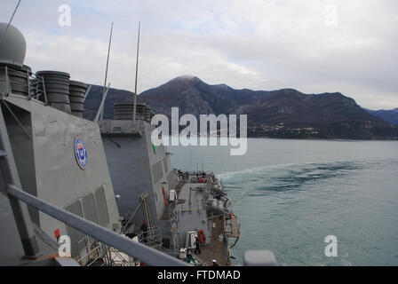 160212-N-ZZ999-019 BAR, Montenegro (12. Februar 2016) USS The Sullivans (DDG-68) zieht in Bar, Montenegro, 12. Februar 2016. Die Sullivans führt Marinebetriebe in den USA 6. Flotte Bereich der Maßnahmen zur Erhöhung der Sicherheit der Vereinigten Staaten in Europa interessiert. (Foto der US Navy / veröffentlicht) Stockfoto