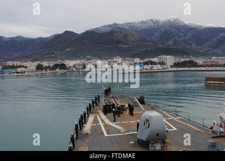 Seeleute an Bord der USS The Sullivans (DDG-68) nehmen an einer See Teil und ankern bei der Ankunft in Bar, Montenegro, am 12. Februar 2016. Die USS The Sullivans ist an Marineoperationen beteiligt, die die nationale Sicherheit der USA in Europa unterstützen. Stockfoto