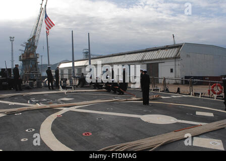 Seeleute an Bord der USS The Sullivans (DDG-68) legen am 12. Februar 2016 eine Anlegestelle an, als das Schiff im Hafen von Bar in Montenegro ankommt. Das Schiff führt Operationen zur Unterstützung der nationalen Sicherheitsinteressen der USA in Europa durch. Stockfoto