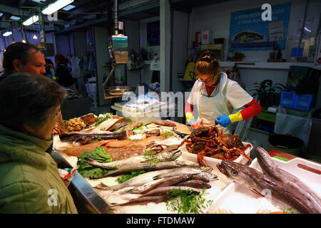 Frau verkaufen frischen Fisch und Meeresfrüchte in Fisch Markt, Vigo, Galizien, Spanien Stockfoto