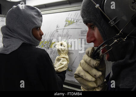 160212-N-FP878-061 Mittelmeer (12. Februar 2016) der Stern John Denz, aus Buffalo, New York, berichtet die Lage der Opfer, Fähnrich Yvonne Payne aus Los Angeles während einer allgemeinen Viertel Drill an Bord USS Carney (DDG-64) 12. Februar 2016. Carney, ein Zerstörer der Arleigh-Burke-Klasse geführte Flugkörper, vorwärts bereitgestellt, Rota, Spanien, ist die Durchführung einer Routine-Patrouille in den US 6. Flotte Bereich der Maßnahmen zur Erhöhung der Sicherheit der Vereinigten Staaten in Europa interessiert. (Foto: U.S. Navy Mass Communication Specialist 1. Klasse Theron J. Godbold/freigegeben) Stockfoto