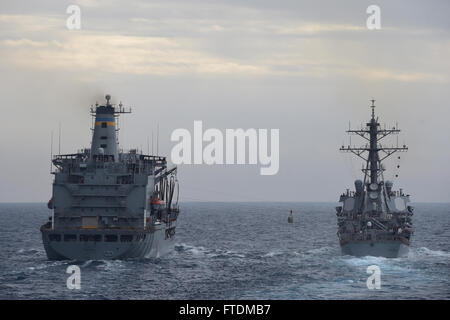 160213-N-FP878-023 Mittelmeer (13. Februar 2016) USS Ross (DDG 71) führt ein Nachschub auf See mit den Military Sealift Command Flotte Nachschub Öler USNS Patuxent (T-AO-201) 13. Februar 2016. Ross, ein Zerstörer der Arleigh-Burke-Klasse geführte Flugkörper, vorwärts bereitgestellt, Rota, Spanien, ist die Durchführung einer Routine-Patrouille in den US 6. Flotte Bereich der Maßnahmen zur Erhöhung der Sicherheit der Vereinigten Staaten in Europa interessiert. (Foto: U.S. Navy Mass Communication Specialist 1. Klasse Theron J. Godbold/freigegeben) Stockfoto