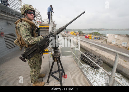 160214-N-QF605-026 SEKONDI, Ghana (14. Februar 2016) - Waffenwart 3.Klasse Travis Moose aus Hazleton, Pennsylvania, steht Uhr als Mitglied der eingeschifften Sicherheits-Team an Bord USNS Speerspitze (T-EPF 1) 14. Februar 2016. Das Military Sealift Command expeditionary schnellen Transportschiff USNS Speerspitze auf eine geplante Bereitstellung in die USA ist 6. Flotte Einsatzgebiet zur Unterstützung der internationalen Zusammenarbeit Kapazitäten Programm Afrika Partnerschaft Station. (Foto: U.S. Navy Mass Communication Specialist 1. Klasse Amanda Dunford/freigegeben) Stockfoto