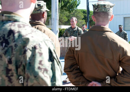 160216-N-MW990-034 NAVAL STATION ROTA, Spanien (16. Februar 2016) Captain Joseph Polanin, Kommandant, Marine Expeditionary Task Force Europa und Afrika, spricht zu Mitgliedern zugewiesen, Naval Mobile Bau Bataillon (NMCB) 133 während einer Zeremonie der Umsatz zwischen NMCB 1 und NMCB 133 am Naval Station Rota, Spanien, 16. Februar 2016. Der Umsatz war der Beginn der NMCB 133-Bereitstellung für Rotas Seabee Camp, Camp Mitchell. U.S. 6. Flottille, mit Sitz in Neapel, Italien, führt das gesamte Spektrum der gemeinsamen und Marine Operationen oft in Konzert mit Alliierten, gemeinsame und ressortübergreifende Partnern Stockfoto