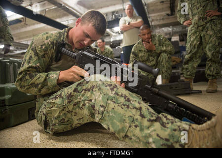 Gunner's Mate 3rd Class Cody Steverson, stationiert an Bord der USNS Spearhead (T-EPF 1), nimmt an einem Training zur Eingewöhnung von Waffen Teil, das Teil des Einsatzes des Schiffs zur Unterstützung der Africa Partnership Station Initiative am 17. Februar 2016. Stockfoto
