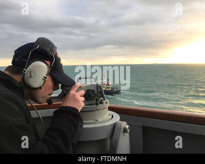 Während ein besonderes Meer und Anker Detail beim verlassen den Hafen von Rota, Spanien, 25. Februar 2016 schießt 160224-N-YA152-001 ROTA, Spanien (25. Februar 2016) Operations Specialist Seemann Apprentice Joshua Kusser, von Weymouth, Massachusetts, eine visuelle Lager an Bord USS Porter (DDG-78). Porter, ein Zerstörer der Arleigh-Burke-Klasse-geführte Flugkörper in Rota, Spanien, nach vorne bereitgestellt bereitet sich für den Einsatz in den USA 6. Flotte Bereich der Maßnahmen zur Erhöhung der Sicherheit der Vereinigten Staaten in Europa interessiert. (US Navy Foto von Lt. j.g. Laura Adams/freigegeben) Stockfoto