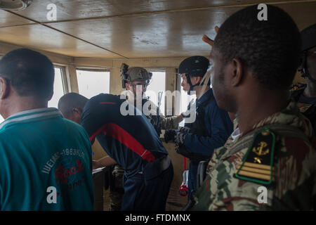 160226-N-WV703-160-Atlantik (26. Februar 2016) - Maritime Enforcement-Spezialist 1. Klasse Glen Hyzak, Mitglied der US Coast Guard Law Enforcement Ablösung arbeitet mit Luftfahrt Elektroniker / 3. Klasse Jun Hu, Informationen an die Crew an Bord eines Fischereifahrzeugs 26. Februar 2016 übersetzen USNS Speerspitze (T-EPF 1) zugewiesen. Das Military Sealift Command expeditionary schnellen Transportschiff USNS Speerspitze auf einen geplanten Einsatz in den USA ist 6. Flotte Einsatzgebiet zur Unterstützung der internationalen Zusammenarbeit Kapazitäten Programm Afrika Partnerschaft Station. (US Navy Foto Stockfoto