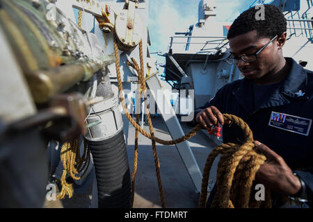 160227-N-FP878-003 Mittelmeer (27. Februar 2016) Boatswain Mate 3.Klasse von Newark, New Jersey, bereitet eine Tankstelle für eine Auffüllung auf See an Bord USS Carney (DDG-64) 27. Februar 2016. Carney, ein Zerstörer der Arleigh-Burke-Klasse geführte Flugkörper, vorwärts bereitgestellt, Rota, Spanien, ist die Durchführung einer Routine-Patrouille in den US 6. Flotte Bereich der Maßnahmen zur Erhöhung der Sicherheit der Vereinigten Staaten in Europa interessiert. (Foto: U.S. Navy Mass Communication Specialist 1. Klasse Theron J. Godbold/freigegeben) Stockfoto