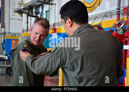 160303-N-MV308-001 SIGONELLA, Sizilien (3. März 2016) Rear Admiral Matt Zirkle, Kommandant, u-Boote der NATO, erhält einen Befehl Patch von CMdR Gonzalo Partida, Kommandierender Offizier der Patrol Squadron (VP) 9, während eines Besuchs in Naval Air Station Sigonella auf 3. März 2016. Zirkle flog am VP-9 P - 3C Orion Seefernaufklärer während des NATO u-Boot Trainings dynamische Manta 2016 (DYMA 16). DYMA 16 beteiligten Schiffe, u-Boote, Flugzeuge und Personal aus acht Alliierten Nationen konvergierenden auf das zentrale Mittelmeer für Anti-Submarine Kriegsführung und Anti-Oberfläche Kriegsführung Training. (US-Na Stockfoto