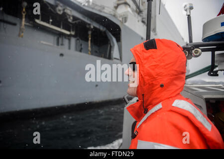 160305-N-AH771-194 Nordsee (5. März 2016) CMdR Michael R. Johnson, Kommandierender Offizier der Whidbey-Island-Klasse-Dock-Landungsschiff USS Fort McHenry (LSD-43), steht im Schnee während des Wartens HNLMS Johan de Witt (L801) nach Begleitung Marines auf ihre geplante Route für ihre amphibische Fahrzeuge (Flugabwehrpanzer) während der Übung kalte Antwort 2016 (CDR 16) an Bord. CDR 16 umfasst See-, Land- und Lufttransport Betriebstraining und konzentriert sich auf Marine- und amphibische Operationen Übergang zu Boden Manöver. (US Navy Foto von Masse Kommunikation Spezialist Seemann Lehrling Daniel C. Coxwest/Rel Stockfoto