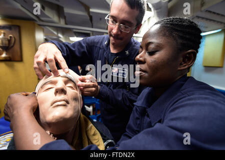 160305-N-FP878-218 Mittelmeer (5. März 2016) Hospital Corpsman 2. Klasse Jeremy Ball (Mitte) aus Louisville, Kentucky, und des Schiffes Serviceman Seemann Gloria Crentsil (rechts) aus der Bronx, New York, Verband einen simulierte Personal Unfall während einer mass Casualty Drill an Bord USS Carney (DDG-64) 5. März 2016. Carney, ein Zerstörer der Arleigh-Burke-Klasse geführte Flugkörper, vorwärts bereitgestellt, Rota, Spanien, ist die Durchführung einer Routine-Patrouille in den US 6. Flotte Bereich der Maßnahmen zur Erhöhung der Sicherheit der Vereinigten Staaten in Europa interessiert. (Foto: U.S. Navy Mass Communication Specialist 1. Klasse T Stockfoto