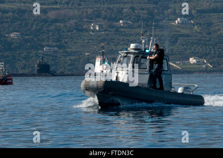 160307-N-IL474-700 SOUDA-Bucht, Griechenland (6. März 2016) US Naval Support Aktivität Souda Bay Hafenbetrieb Sicherheit Mitglied, Meister der Arme 3. Klasse Nicholas Lewitzke, Manöver um den Bogen von seiner Patrouillenboot wie die Los-Angeles-Klasse schnellen Angriff u-Boot USS Newport News (SSN-750), bereitet sich auf die Abfahrt 6. März 2016. NSA-Souda-Bucht ermöglicht die vorwärts-Operationen und Reaktionsfähigkeit der USA und der Alliierten Streitkräfte zur Unterstützung der Marine-Region, Europa, Afrika, Südwest-Asien-Mission, die Flotte, Kämpfer und Familie Dienstleistungen anzubieten. (US Navy Foto von Heather Judkins/freigegeben) Stockfoto