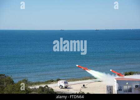 160304-N-ZZ999-301 NAVAL STATION ROTA, Spanien (4. März 2016) A BQM-74 aerial Target Drohne von Naval Station Rota, Spanien, während der Arleigh-Burke-Klasse geführte Flugkörper Zerstörers USS Porter (DDG-78) SeaRAM gestartet wird test 4. März 2016. U.S. 6. Flottille, mit Sitz in Neapel, Italien, führt das gesamte Spektrum der gemeinsamen und Marine Operationen oft in Konzert mit Alliierten, gemeinsame und ressortübergreifende Partnern, um nationale Interessen der USA und Sicherheit und Stabilität in Europa und Afrika zu fördern. (Foto: U.S. Navy Aviation Elektroniker / 1. Klasse William McElman/freigegeben) Stockfoto