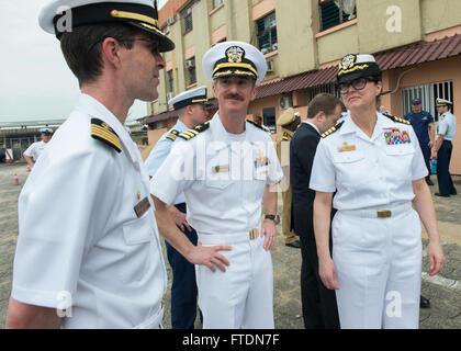 160311-N-QF605-047 DOUALA, Kamerun (11. März 2016) - Captain Heidi Agle, Commodore, Military Sealift Command Europa und Afrika, spricht mit CMdR Tim Ferracci, Center, Afrika Partnerschaft Station 2016 Mission Commander und Captain Douglas Casavant, Meister des Schiffs USNS Speerspitze (T-EPF 1) nach der Abschlussfeier für afrikanische Maritime Law Enforcement Partnerschaft Kamerun 11. März 2016. Kamerun-Navy, Zoll- und Fischerei mit U.S. Navy, U.S. Coast Guard und zivilen Seeleute an Bord Speerspitze, arbeitete während der erleichterten Theater Sicherheit Kooperationsinitiative zielt auf den Aufbau der afrikanischen Partne Stockfoto