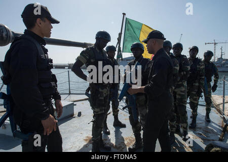 160315-N-ZE250-025 DAKAR, Senegal (March15, 2016) königliche marokkanische und senegalesische Marine Matrosen Besuch, Board, Suche und Beschlagnahme Ausbildung an Bord der senegalesischen Marinebehälter PHM Njambuur während der Obangame/Sahara Express 2016 (OESE16) in Dakar, Senegal 15. März 2016 durchführen. OESE16, eine der drei afrikanische regionale ausdrückliche Serie Übungen erleichtert durch US Marine zwingt Europa-Afrika/US 6. Flotte soll regionale Zusammenarbeit, maritimen Bereich Bewusstsein, Informationsaustausch Praktiken zu erhöhen und verbessern Interoperabilität zwischen den teilnehmenden Kräfte um die Sicherheit im Seeverkehr und Regional Stockfoto