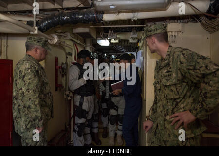 160316-N-ZE250-002 DAKAR, Senegal (March16, 2016) - Senior Chief Petty Officer Ed Hagan (links) und Petty Officer 1st Class Blake Miller (rechts) beobachten, Kap-Verde Küstenwache Matrosen empfangen Besuch, Board, Suche und Beschlagnahme Ausbildung von königliche marokkanische Marine an Bord der senegalesischen Marinebehälter PHM Njambuur im Rahmen des Pre-Übung Arbeit-Ups für Obangame/Sahara Express 2016 (OESE16) in Dakar, Senegal-März 16 , 2016. OESE16, eine der drei afrikanische regionale ausdrückliche Serie Übungen erleichtert durch US Naval Forces Europa-Afrika/US 6. Flotte will regionale Zusammenarbeit, maritime d erhöhen Stockfoto