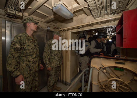 160316-N-ZE250-076 DAKAR, Senegal (March16, 2016) - Petty Officer 1st Class Blake Miller (links) und Senior Chief Petty Officer Ed Hagan (rechts) Kap Verde Küstenwache Segler Durchführung von Besuch, Board, Suche und Beschlagnahme Ausbildung an Bord der senegalesischen Marinebehälter PHM Njambuur im Rahmen des Pre-Übung Arbeit-Ups für Obangame/Sahara Express 2016 (OESE16) in Dakar, Senegal 16. März 2016 beobachten.  OESE16, eine der drei afrikanische regionale ausdrückliche Serie Übungen erleichtert durch US Naval Forces Europa-Afrika/US 6. Flotte will erhöhen, regionale Zusammenarbeit, maritimen Bereich Bewusstsein, Informatio Stockfoto