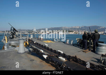 160318-N-FQ994-127 TOULON, Frankreich (18. März 2016)--kommt USS Porter (DDG-78) in Toulon, Frankreich 18. März 2016. Porter, ein Zerstörer der Arleigh-Burke-Klasse geführte Flugkörper, vorwärts-eingesetzt in Rota, Spanien, ist die Durchführung einer Routine-Patrouille in den USA 6. Flotte Bereich der Maßnahmen zur Erhöhung der Sicherheit der Vereinigten Staaten in Europa interessiert. (U.S. Navy Photo by Massenkommunikation Spezialist 3. Klasse Robert S. Preis/veröffentlicht) Stockfoto