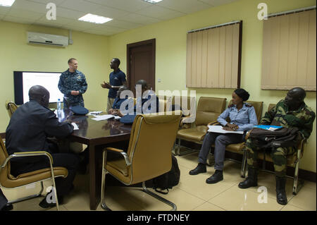 160318-N-ZE250-054 DAKAR, Senegal (18. März 2016) - Lt. Adam Cole zugewiesen 6. Flotte Public Affairs Office, beteiligt sich an einem Öffentlichkeitsarbeit-Workshop mit afrikanischen Partnernationen während des Trainings Obangame/Sahara Express 2016 in Dakar, Senegal 18. März 2016.  Obangame/Sahara-Express, eine der drei afrikanische regionale ausdrückliche Serie Übungen erleichtert durch US Marine zwingt Europa-Afrika/US 6. Flotte soll regionale Zusammenarbeit, maritimen Bereich Bewusstsein, Informationsaustausch Praktiken zu erhöhen und verbessern Interoperabilität zwischen den teilnehmenden Kräfte um maritime Securit zu verbessern Stockfoto