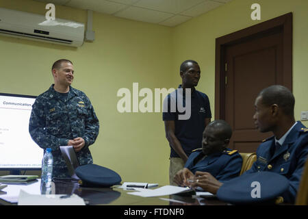 160318-N-ZE250-056 DAKAR, Senegal (18. März 2016) Lt. Adam Cole, zugewiesen 6. Flotte Public Affairs Office, beteiligt sich an einem öffentlichen Angelegenheiten-Workshop mit Partner African Nations während des Trainings Obangame/Sahara Express 2016 in Dakar, Senegal 18. März 2016.  Obangame/Sahara-Express, eine der drei afrikanische regionale ausdrückliche Serie Übungen erleichtert durch US Marine zwingt Europa-Afrika/US 6. Flotte soll regionale Zusammenarbeit, maritimen Bereich Bewusstsein, Informationsaustausch Praktiken zu erhöhen und verbessern Interoperabilität zwischen den teilnehmenden Kräfte zur Verbesserung der Sicherheit im Seeverkehr Stockfoto