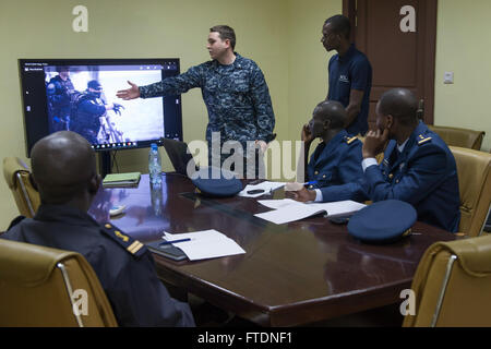 160318-N-GY309-003 DAKAR, Senegal (18. März 2016) - Mass Communication Specialist 3. Klasse Weston Jones, zugewiesene Navy Public Affairs Support Element Abteilung Osteuropa, beteiligt sich in einem öffentlichen Angelegenheiten-Workshop mit afrikanischen Partnernationen während des Trainings Obangame/Sahara Express 2016 in Dakar, Senegal 18. März 2016.  Obangame/Sahara-Express, eine der drei afrikanische regionale ausdrückliche Serie Übungen erleichtert durch US Naval Forces Europa-Afrika/US 6. Flotte soll regionale Zusammenarbeit, maritimen Bereich Bewusstsein, Informationsaustausch Praktiken zu erhöhen und verbessern Interoperabili Stockfoto