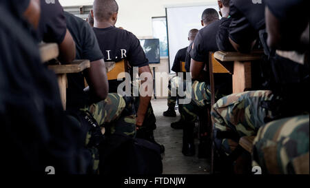 160322-A-VY429-001 Idenau, Cameroun (21. März 2016) kamerunischen und nigerianischen Special Forces Gruppen zusammenarbeiten, während Obangame/Sahara Express 2016 (OESE16). Obangame/Sahara-Express, eine der drei afrikanische regionale ausdrückliche Serie Übungen erleichtert durch US Marine zwingt Europa-Afrika/US 6. Flotte soll regionale Zusammenarbeit, maritimen Bereich Bewusstsein, Informationsaustausch Praktiken zu erhöhen und verbessern Interoperabilität zwischen den teilnehmenden Kräfte um maritime Sicherheit und wirtschaftliche Stabilität in der Region zu verbessern. (Foto: U.S. Army SSG Lea Anne Cuatt/freigegeben) Stockfoto