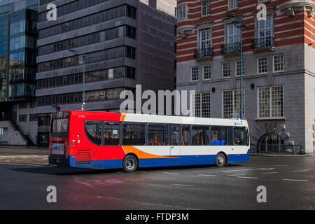 Busse mit Touren durch das Stadtzentrum, Merseyside, UK Stockfoto