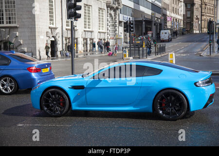 Blue Aston Martin V8 Vantage on 'The Strand' Liverpool One, Merseyside, Großbritannien Stockfoto